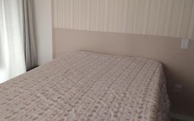Suíte 1 com cama de casal,em apartamento compartilhado ar condicionado, tv, e Wi-fi -frigobar